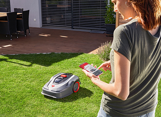 Minden új Robolinho® modell Wi-Fi-kompatibilis, és kényelmesen felügyelhető, működtethető és konfigurálható az AL-KO inTOUCH Smart Garden alkalmazás, az Amazon Alexa, a Google Home, az IFTTT vagy a Home Assistant segítségével. Ez lehetővé teszi az intelligens otthonhoz és más szolgáltatásokhoz és eszközökhöz való csatlakozást is.