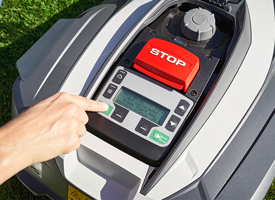 Tiszta kijelzőjének köszönhetően a Robolinho® könnyen programozható. Ön dönti el, hogy mikor szeretne nyírni, és adja meg a kívánt napokat és időpontokat. Alternatív megoldásként vezérelheti a Robolinho®-t az AL-KO inTOUCH Smart Garden alkalmazáson keresztül.