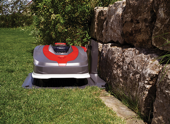 A kezdőlap gombbal vagy az inTOUCH Smart Garden alkalmazáson keresztül bármikor leállíthatja a fűnyírást, és hazaküldheti a Robolinho®-t. Amikor az akkumulátor lemerül, a Robolinho® automatikusan a töltőállomáshoz hajt, és újratölti magát. A lítium-ion technológia gyors, memóriaeffektus nélküli töltést és hosszú akkumulátor-élettartamot biztosít.