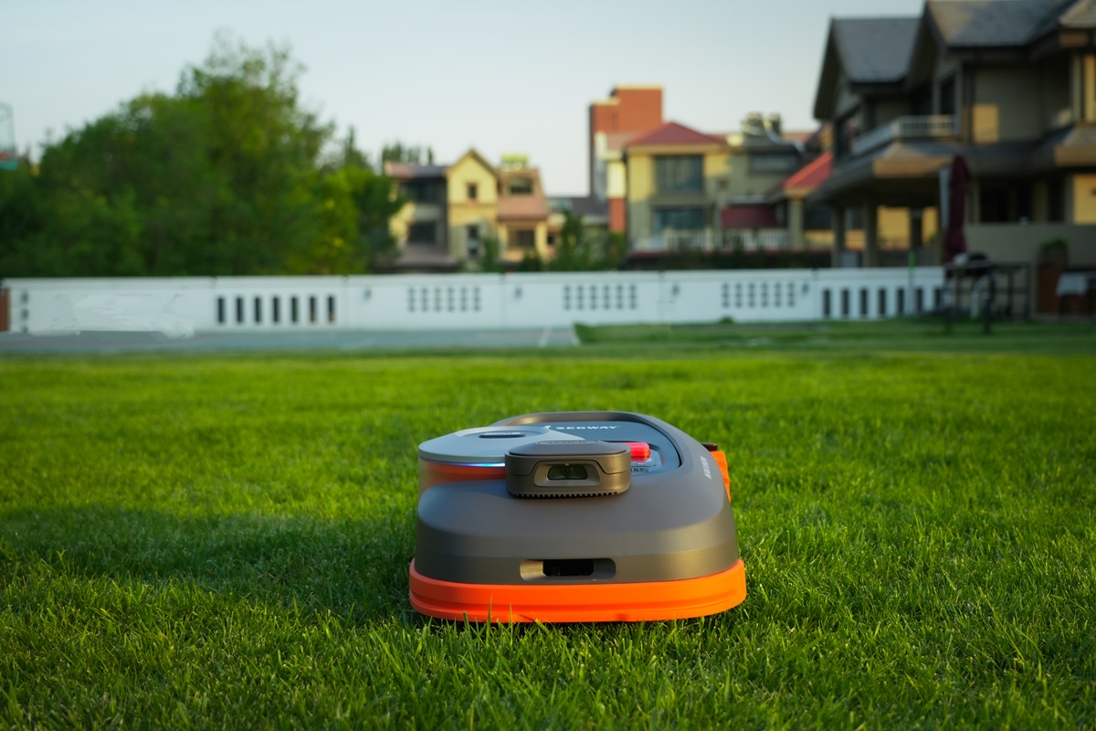 Segway robotfűnyírók - Segway Navimow H3000E VisionFence  Vezeték nélküli Navimow robotfűnyíró 3000 m²-ig, VisionFence kamerás akadál