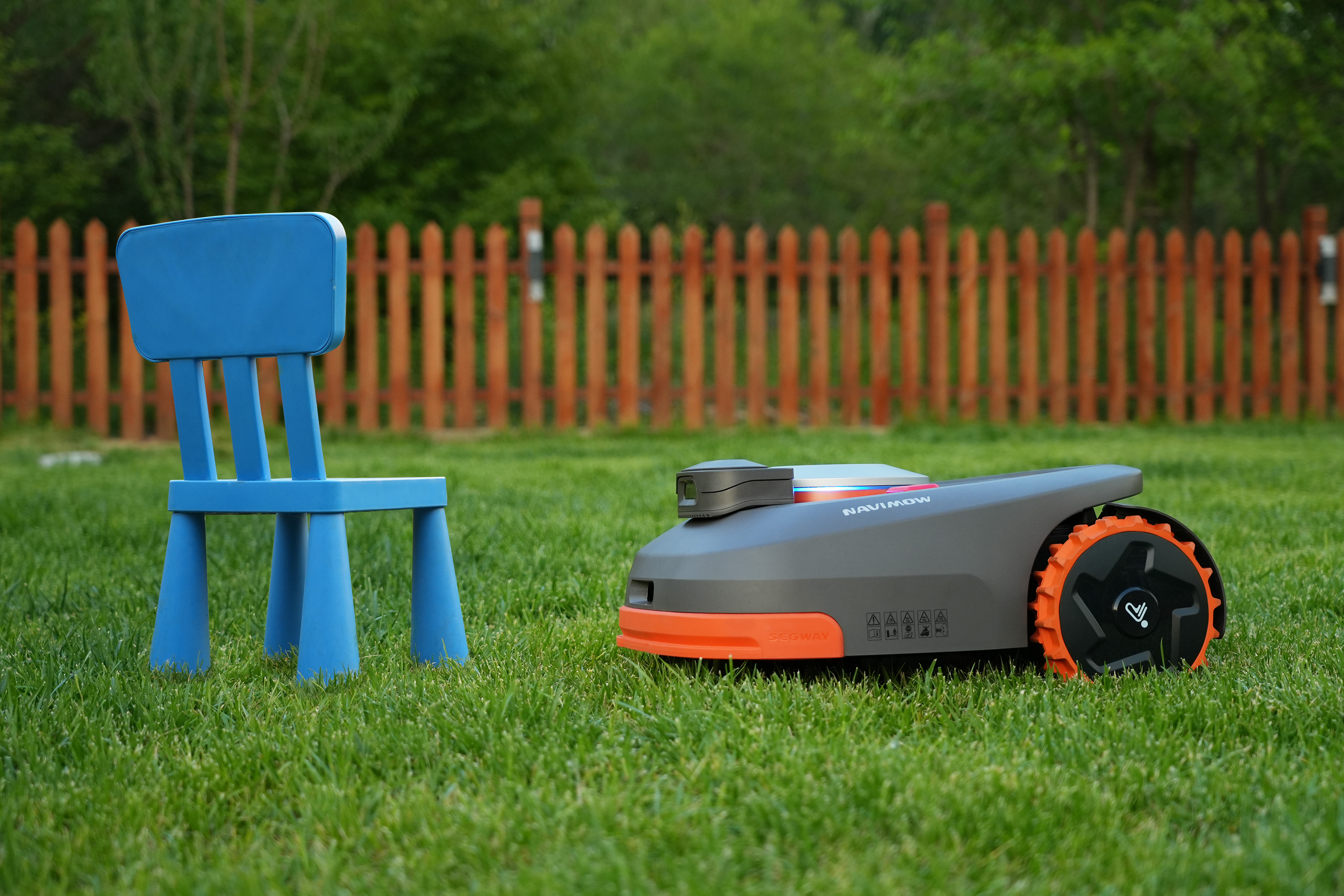 Segway robotfűnyírók - Segway Navimow H3000E VisionFence  Vezeték nélküli Navimow robotfűnyíró 3000 m²-ig, VisionFence kamerás akadál