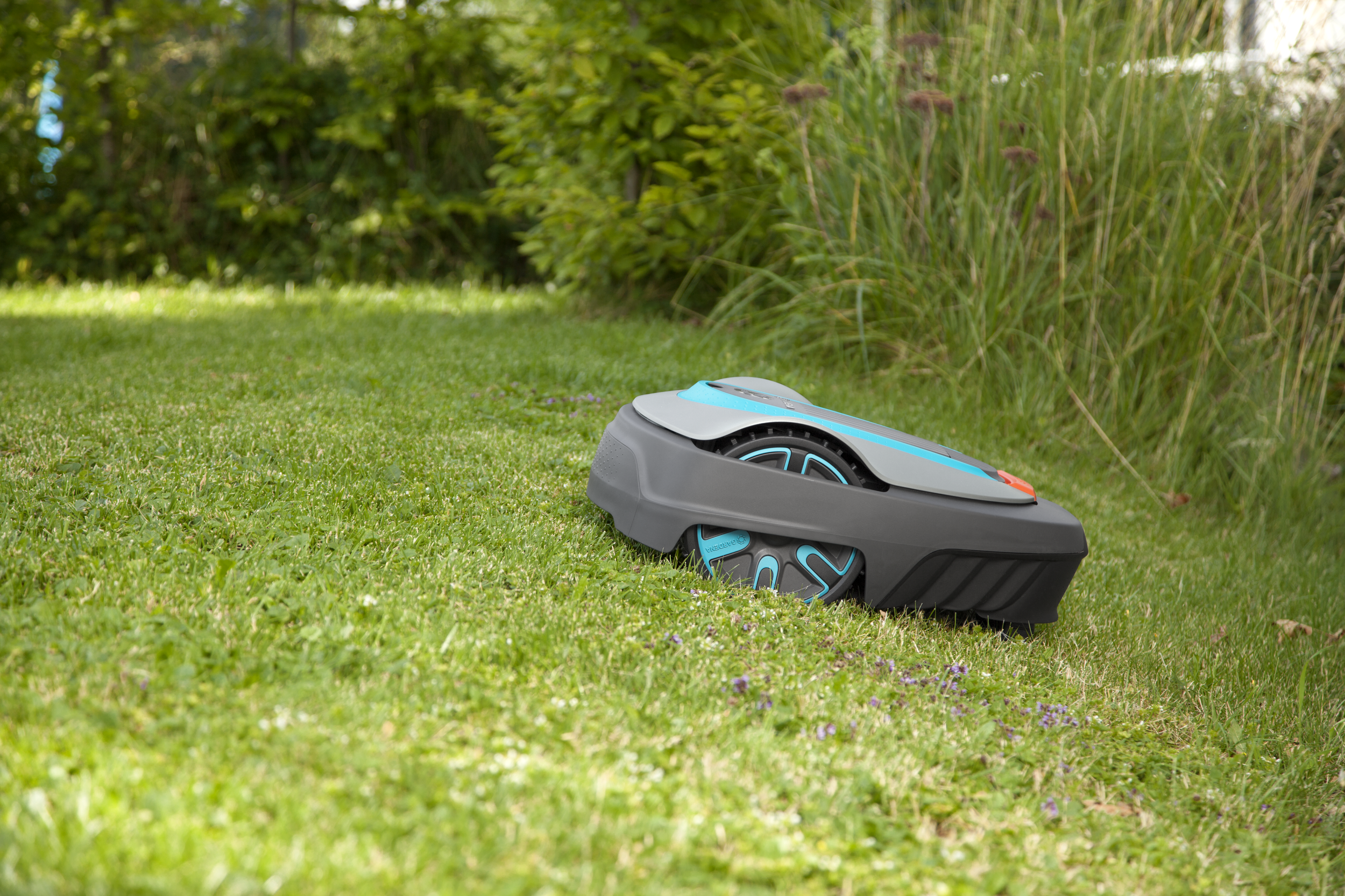 Gardena robotfűnyírók - Gardena smart SILENO city 500 Robotfűnyíró - Lona  A GARDENA smart SILENO city 500 LONA robotfűnyíró 500 m²-es kertekhez ideál