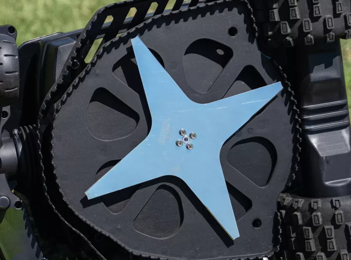 Techline robotfűnyírók - Techline NEXTTECH DX2.9 Robotfűnyíró Fejlett technológia és nagy teljesítmény Az innovatív NEXTTECH termékcsalád része az X2.5 modell, amelyet közepes mé 