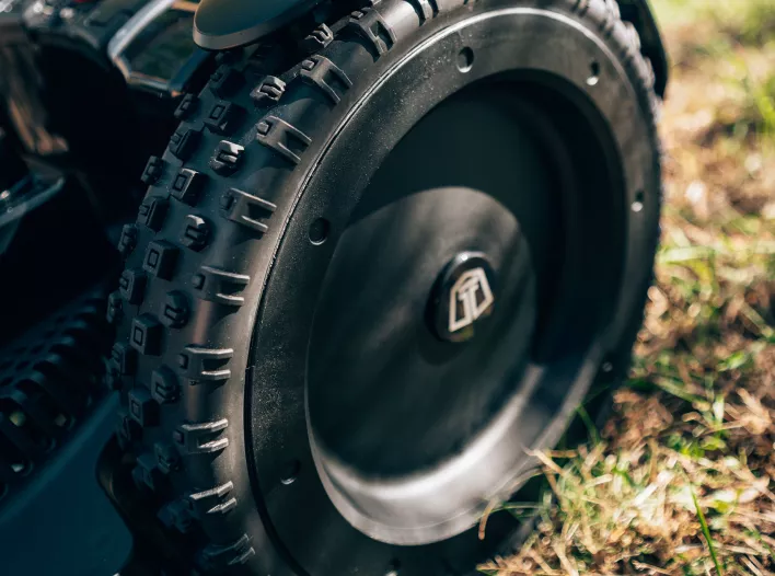 Techline robotfűnyírók - Techline NEXTTECH LX6 4WD Robotfűnyíró Erő és mozgékonyság széles és nehezen kezelhető gyephez <strong>Nehezen kezelhető, nagy z&ouml;ldter&uuml;letek fűny&iacute;r&aacut 