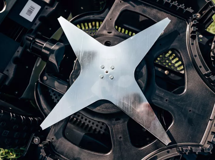 Techline robotfűnyírók - Techline NEXTTECH LX6 4WD Robotfűnyíró Erő és mozgékonyság széles és nehezen kezelhető gyephez <strong>Nehezen kezelhető, nagy z&ouml;ldter&uuml;letek fűny&iacute;r&aacut 