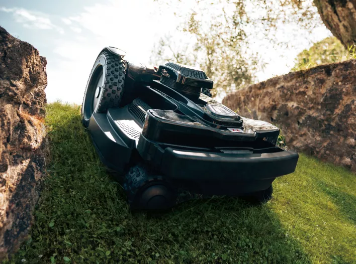 Techline robotfűnyírók - Techline NEXTTECH LX6 4WD Robotfűnyíró Erő és mozgékonyság széles és nehezen kezelhető gyephez <strong>Nehezen kezelhető, nagy z&ouml;ldter&uuml;letek fűny&iacute;r&aacut 