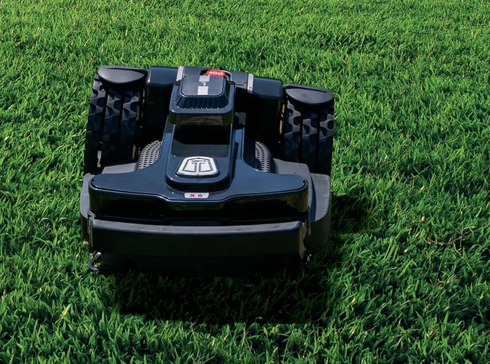Techline robotfűnyírók - Techline NEXTTECH LX6 Robotfűnyíró Erőteljes, csuklós felépítés nagy és nehezen kezelhető területekhez A NEXTTECH L X6 36 cm-es peng&eacute;vel, nagyon erős akkumul&aacute;torral 