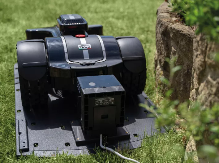 Techline robotfűnyírók - Techline NEXTTECH LX6 Robotfűnyíró Erőteljes, csuklós felépítés nagy és nehezen kezelhető területekhez A NEXTTECH L X6 36 cm-es peng&eacute;vel, nagyon erős akkumul&aacute;torral 
